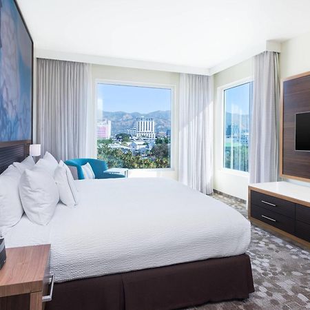 Отель Courtyard By Marriott Kingston, Jamaica Экстерьер фото