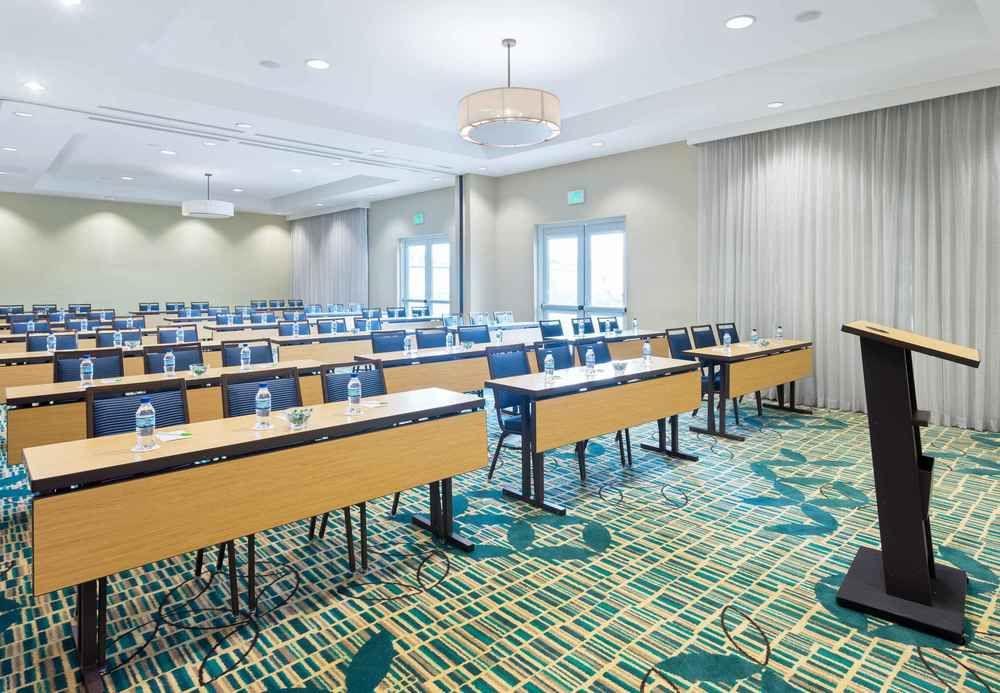 Отель Courtyard By Marriott Kingston, Jamaica Экстерьер фото