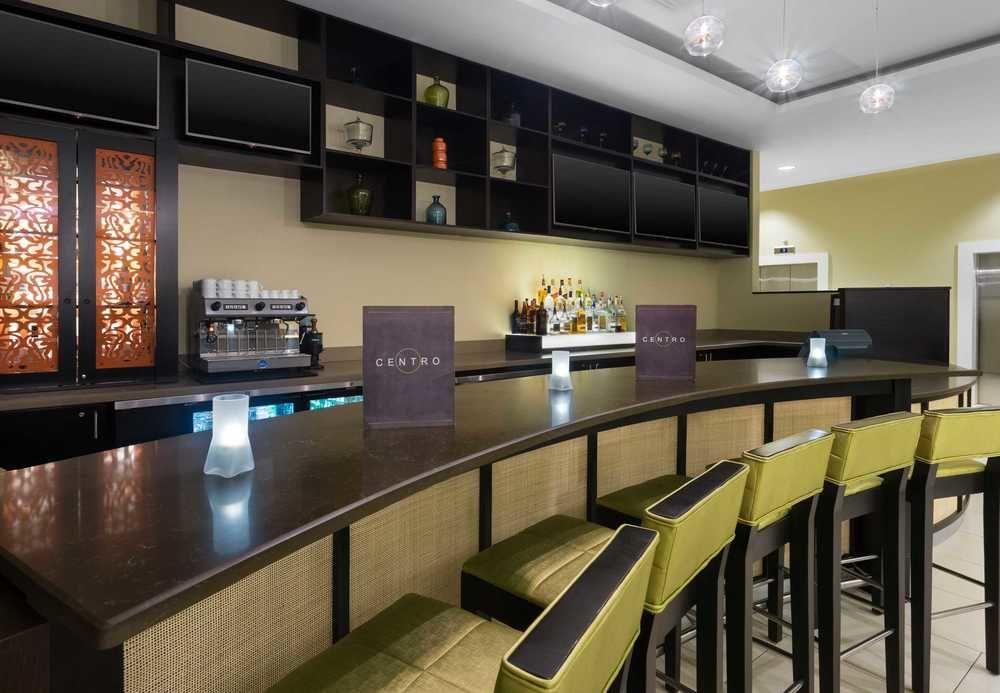 Отель Courtyard By Marriott Kingston, Jamaica Экстерьер фото