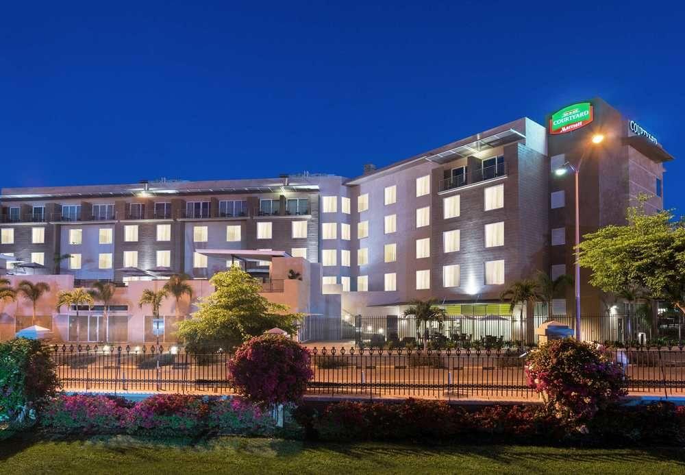 Отель Courtyard By Marriott Kingston, Jamaica Экстерьер фото