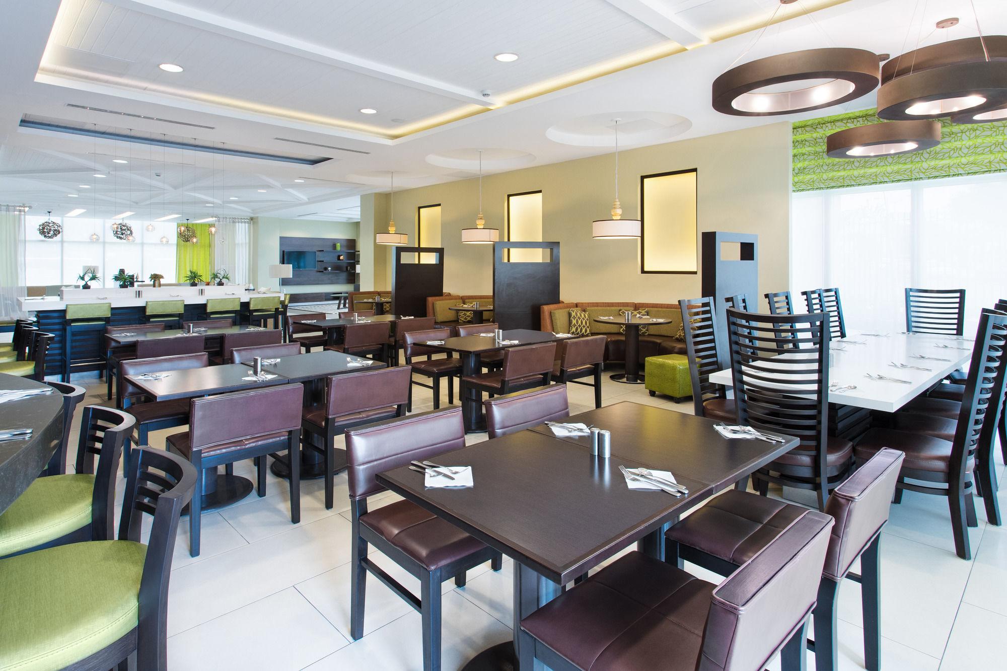 Отель Courtyard By Marriott Kingston, Jamaica Экстерьер фото