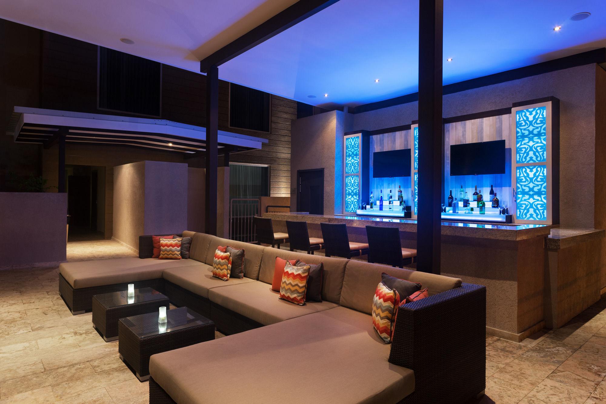 Отель Courtyard By Marriott Kingston, Jamaica Экстерьер фото