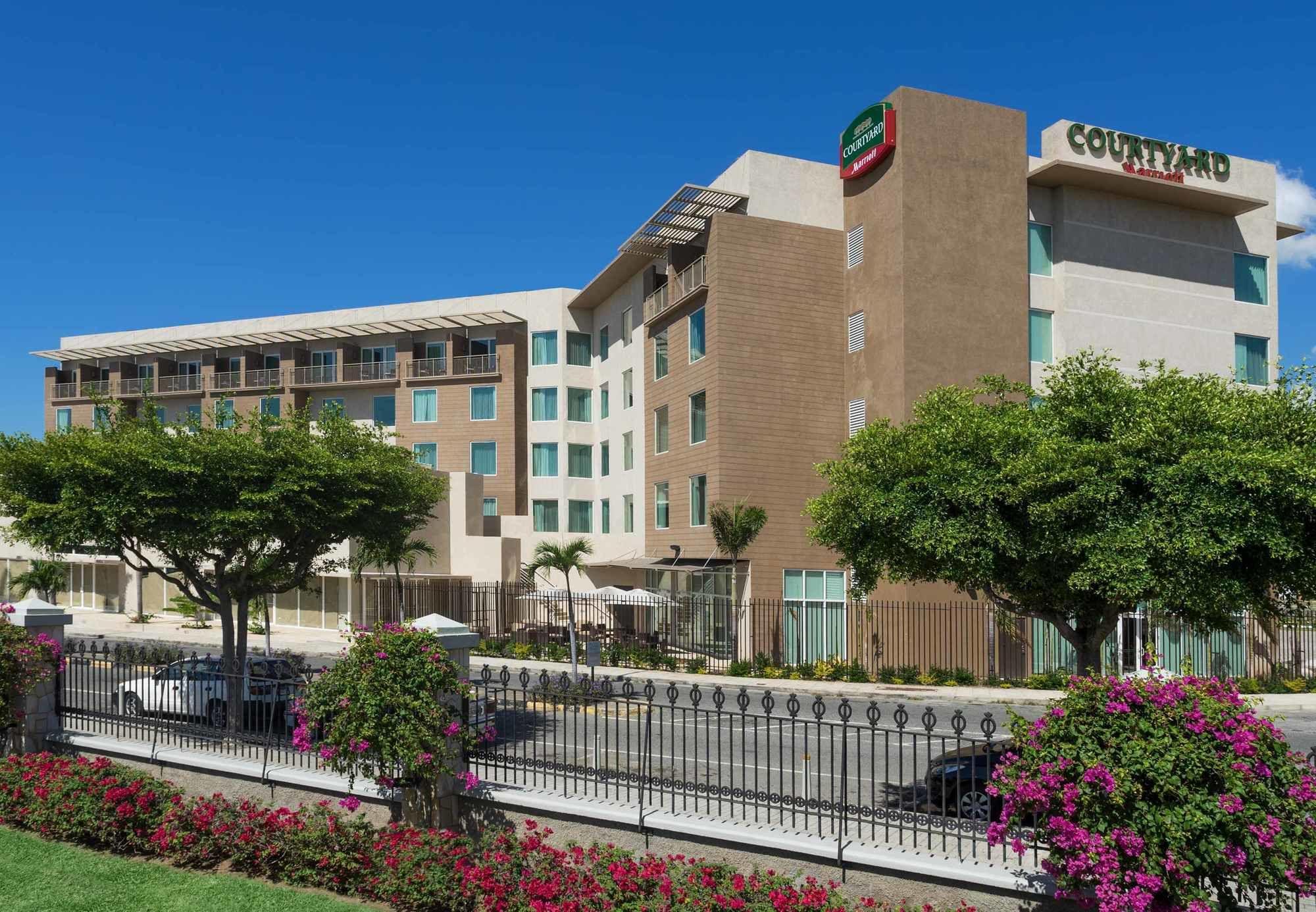 Отель Courtyard By Marriott Kingston, Jamaica Экстерьер фото