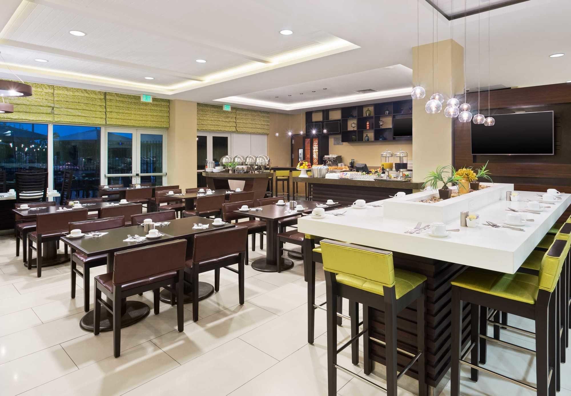 Отель Courtyard By Marriott Kingston, Jamaica Экстерьер фото