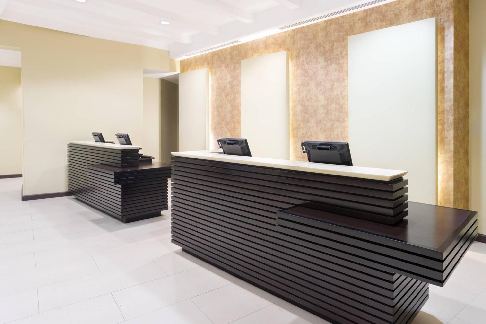 Отель Courtyard By Marriott Kingston, Jamaica Экстерьер фото