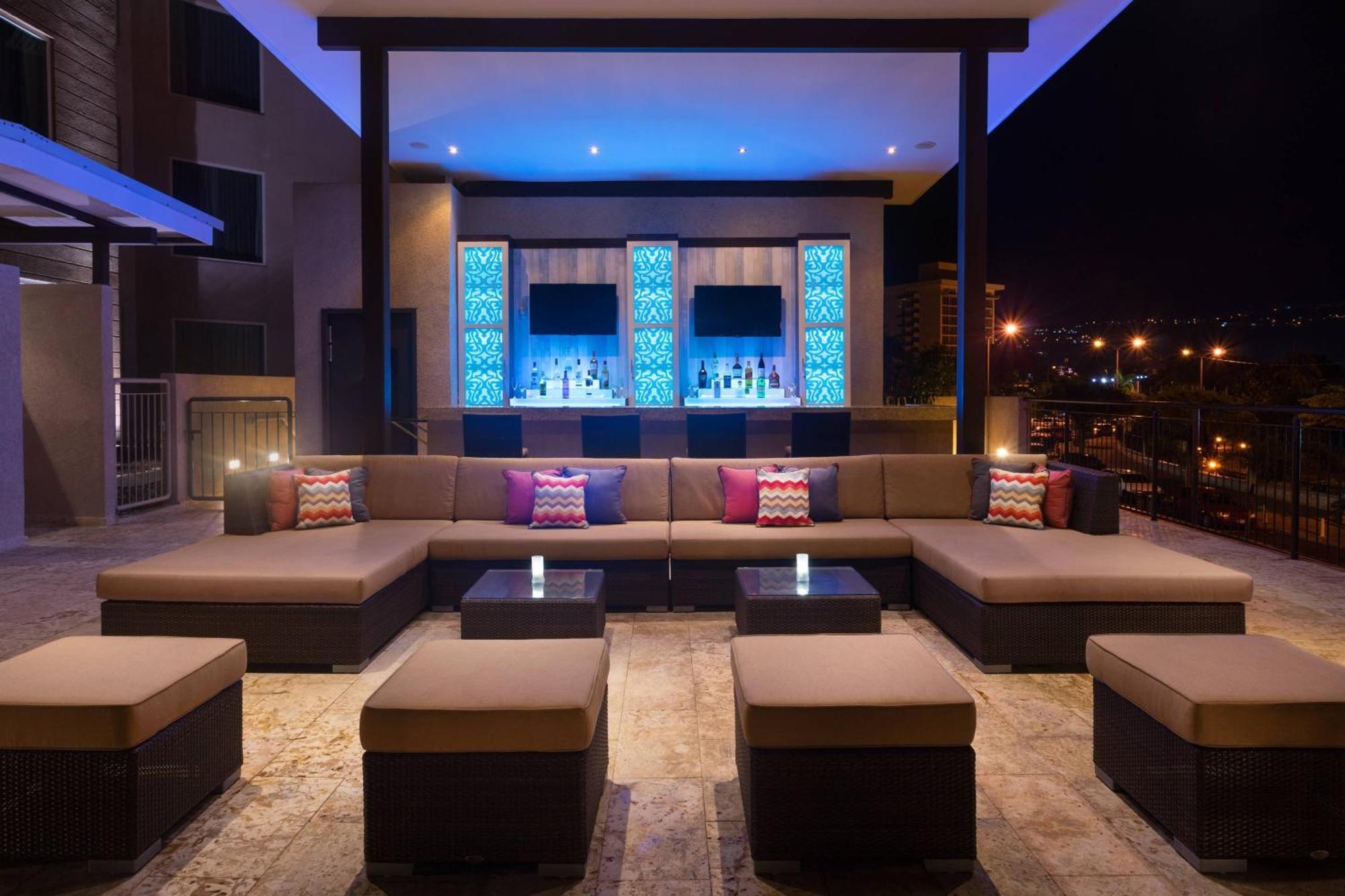 Отель Courtyard By Marriott Kingston, Jamaica Экстерьер фото