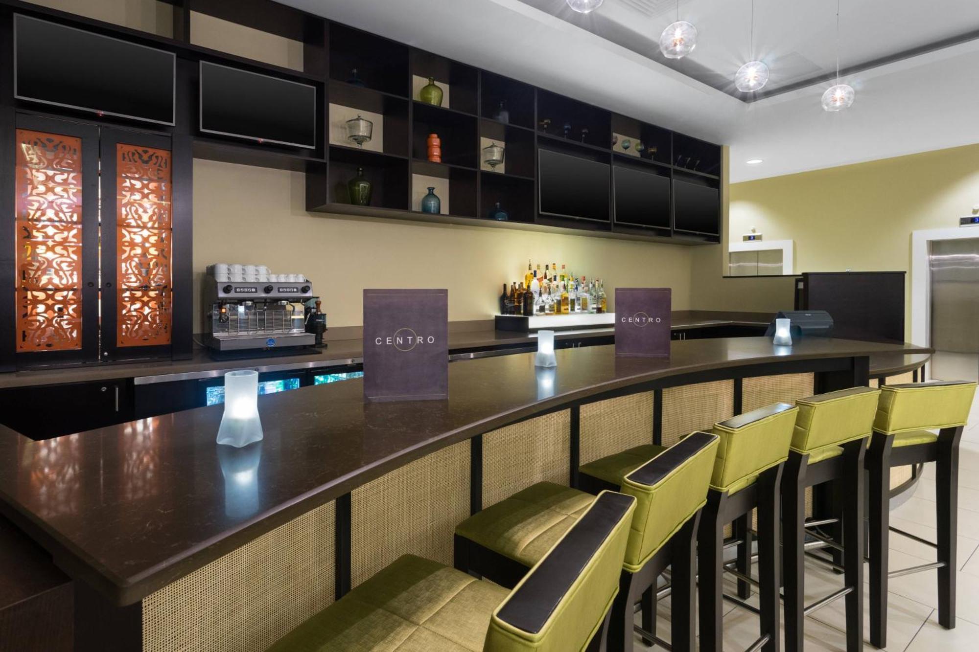 Отель Courtyard By Marriott Kingston, Jamaica Экстерьер фото