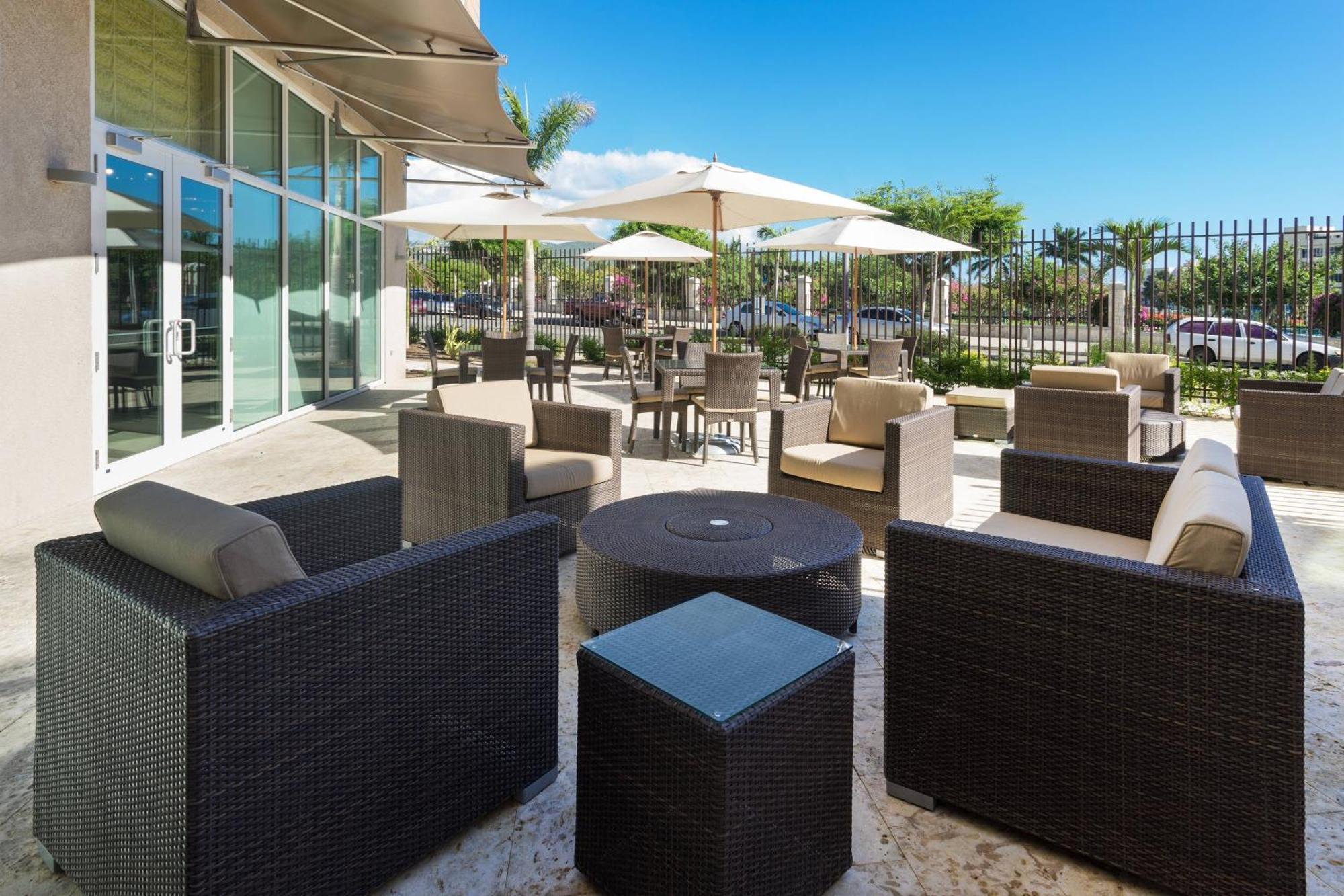 Отель Courtyard By Marriott Kingston, Jamaica Экстерьер фото