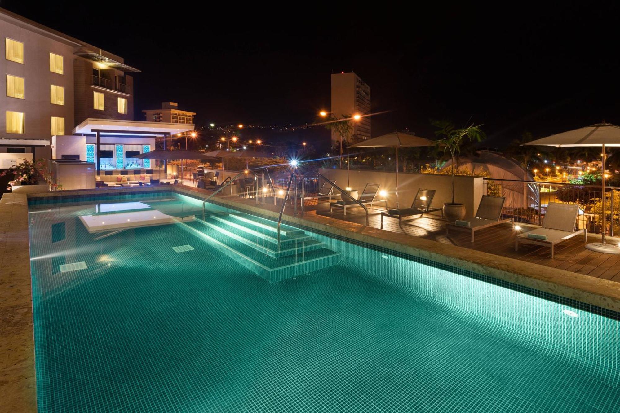 Отель Courtyard By Marriott Kingston, Jamaica Экстерьер фото