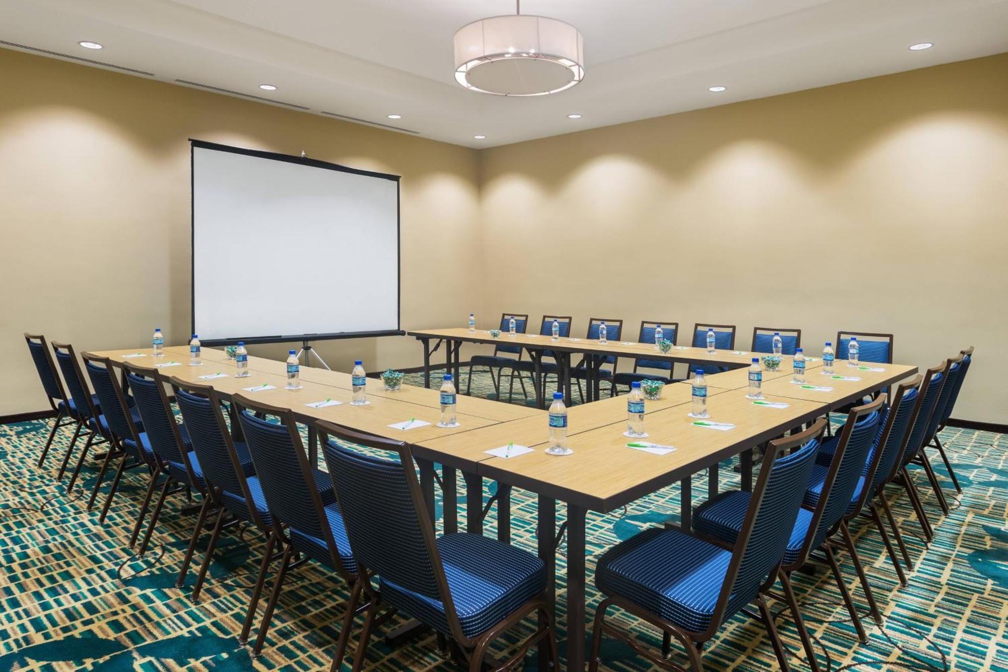 Отель Courtyard By Marriott Kingston, Jamaica Экстерьер фото