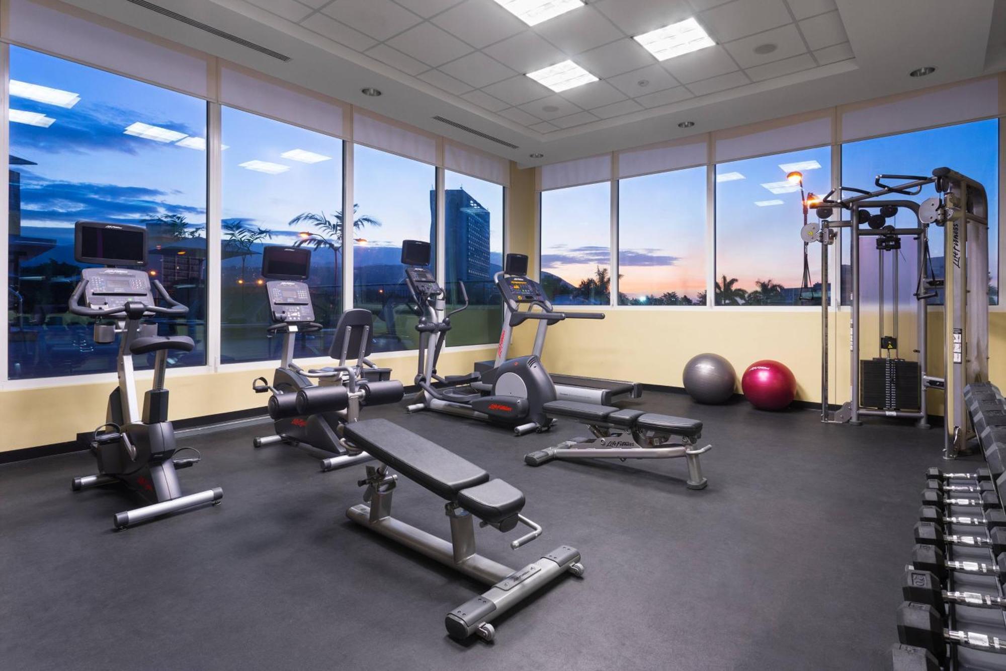 Отель Courtyard By Marriott Kingston, Jamaica Экстерьер фото