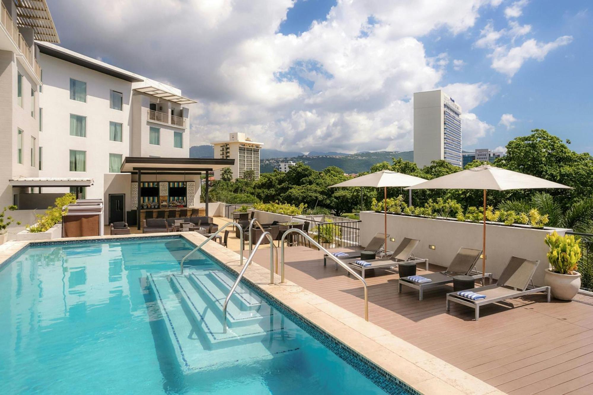 Отель Courtyard By Marriott Kingston, Jamaica Экстерьер фото