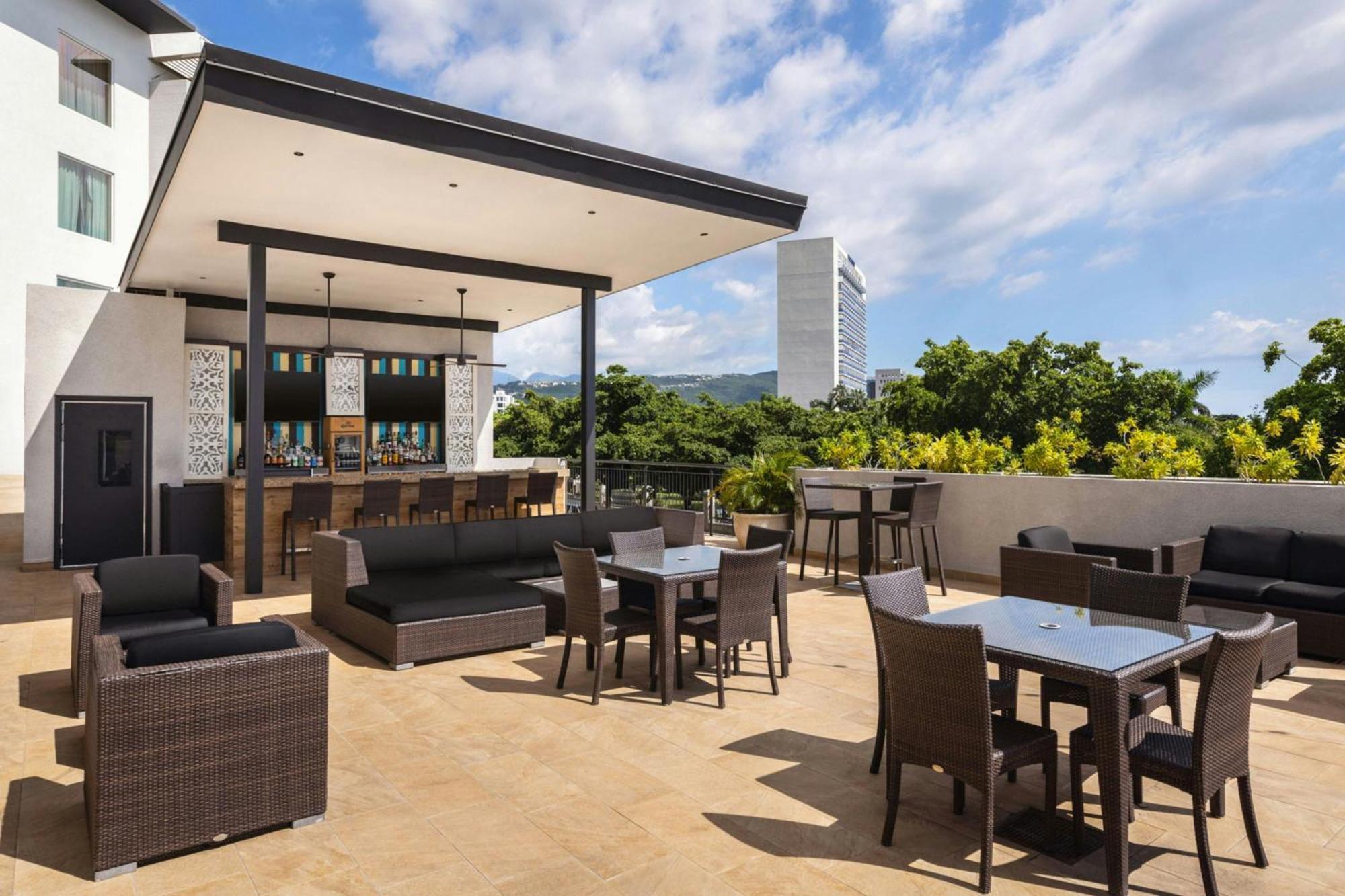Отель Courtyard By Marriott Kingston, Jamaica Экстерьер фото