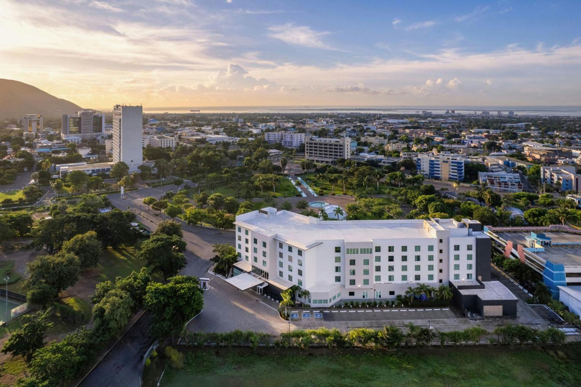 Отель Courtyard By Marriott Kingston, Jamaica Экстерьер фото