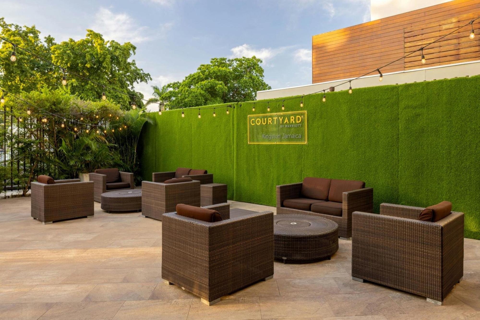 Отель Courtyard By Marriott Kingston, Jamaica Экстерьер фото