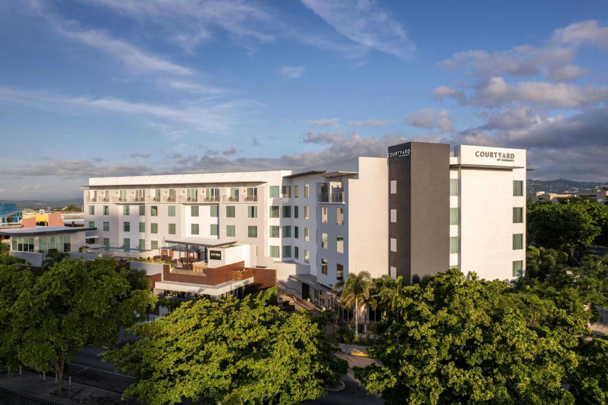 Отель Courtyard By Marriott Kingston, Jamaica Экстерьер фото