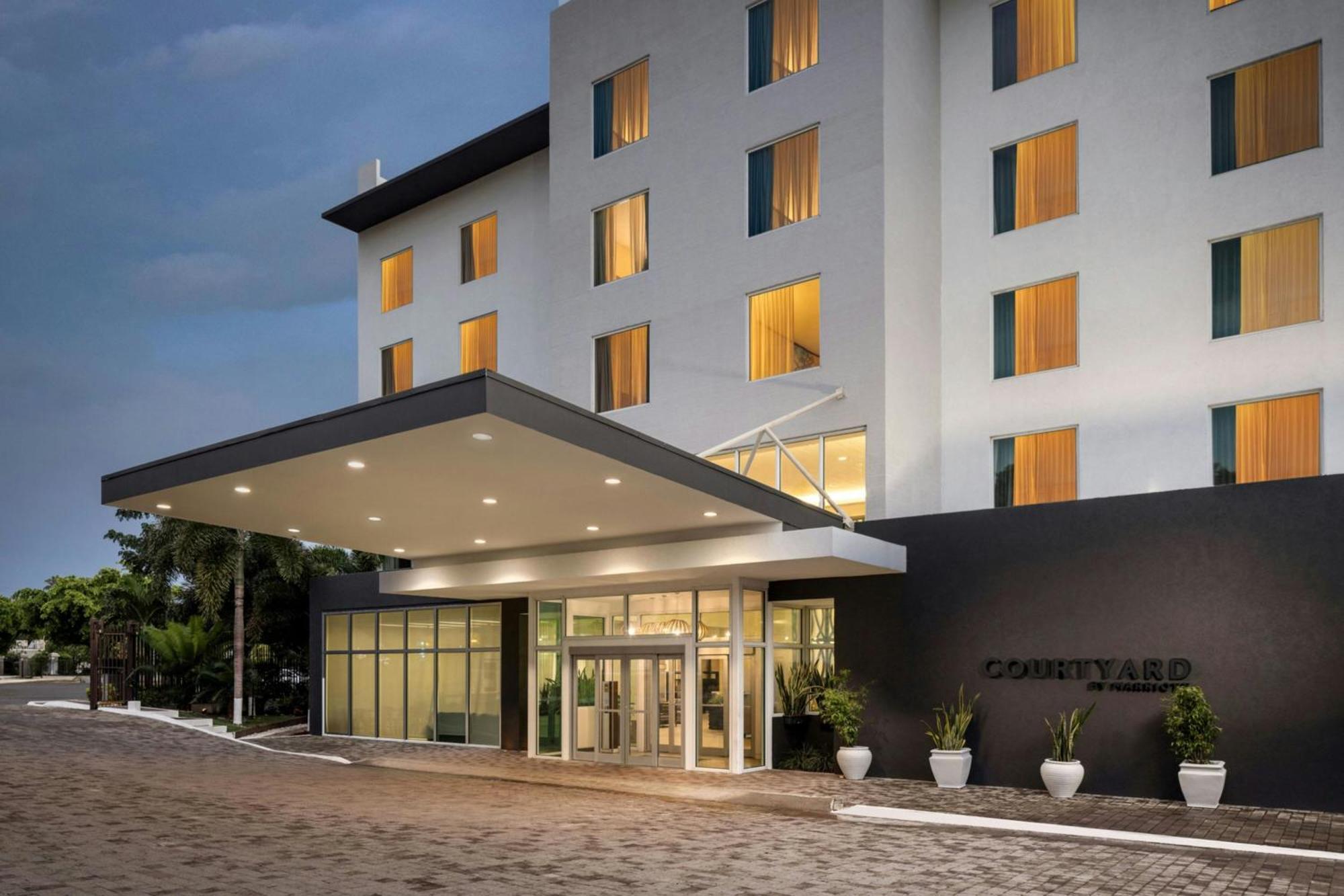 Отель Courtyard By Marriott Kingston, Jamaica Экстерьер фото
