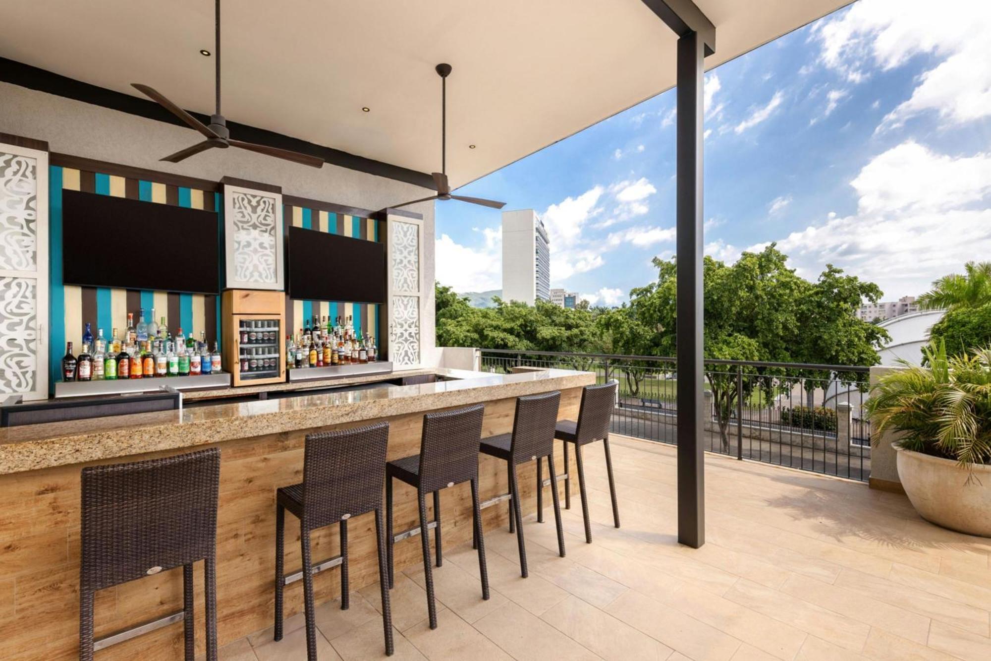 Отель Courtyard By Marriott Kingston, Jamaica Экстерьер фото
