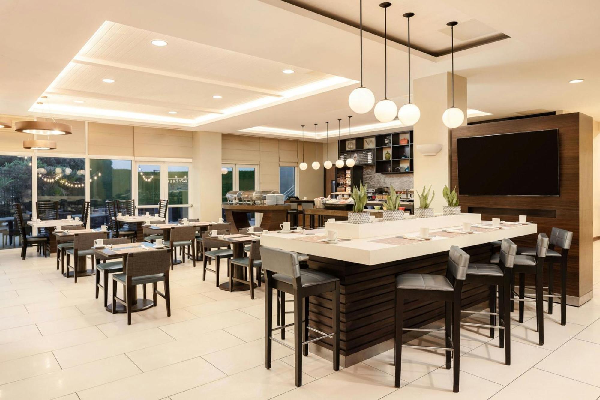 Отель Courtyard By Marriott Kingston, Jamaica Экстерьер фото