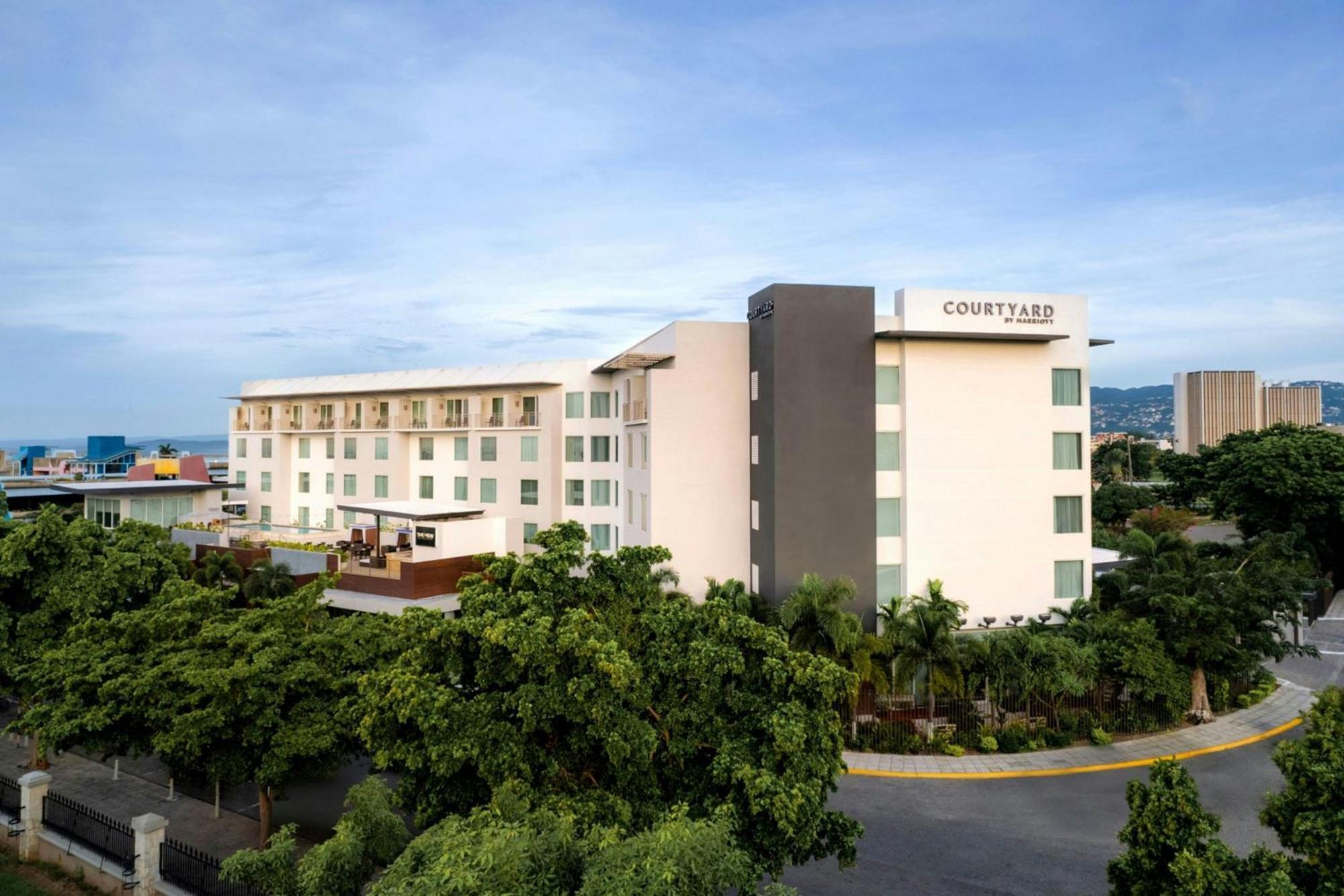 Отель Courtyard By Marriott Kingston, Jamaica Экстерьер фото