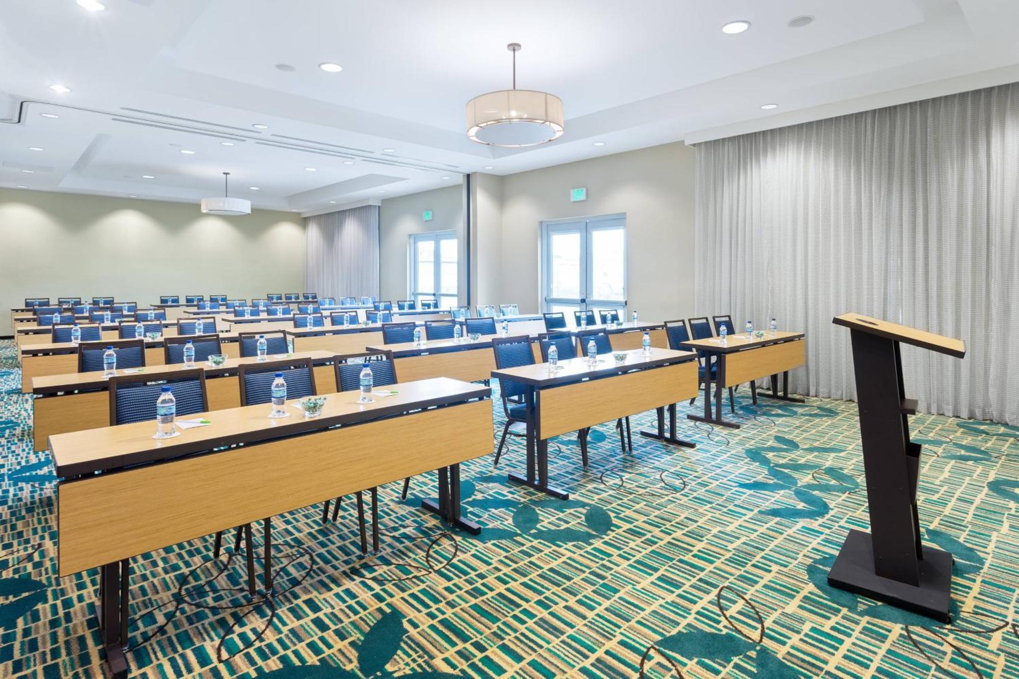 Отель Courtyard By Marriott Kingston, Jamaica Экстерьер фото