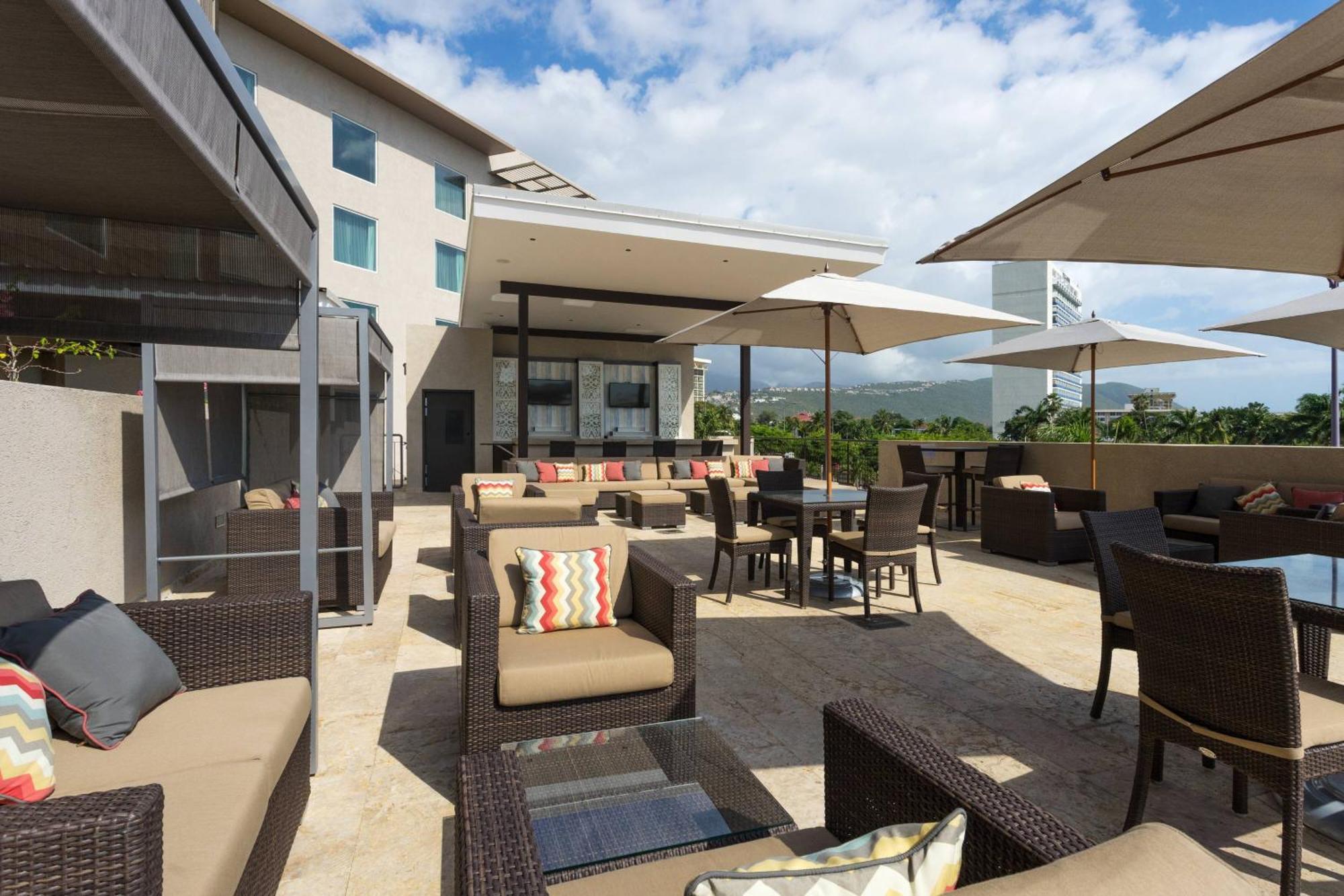Отель Courtyard By Marriott Kingston, Jamaica Экстерьер фото