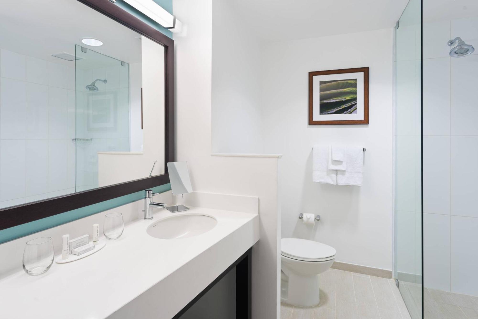 Отель Courtyard By Marriott Kingston, Jamaica Экстерьер фото