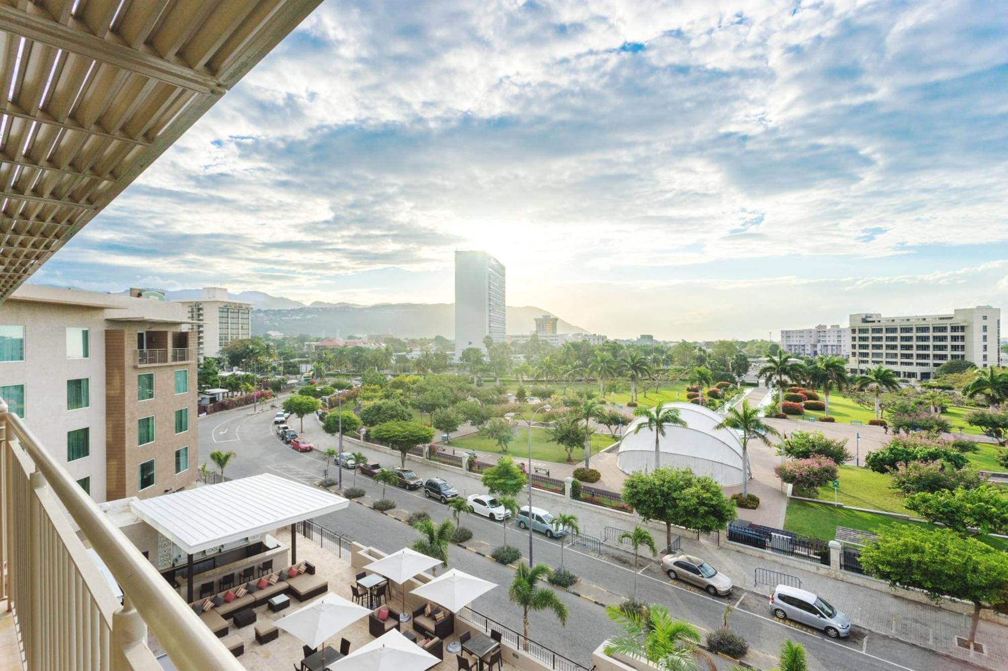 Отель Courtyard By Marriott Kingston, Jamaica Экстерьер фото