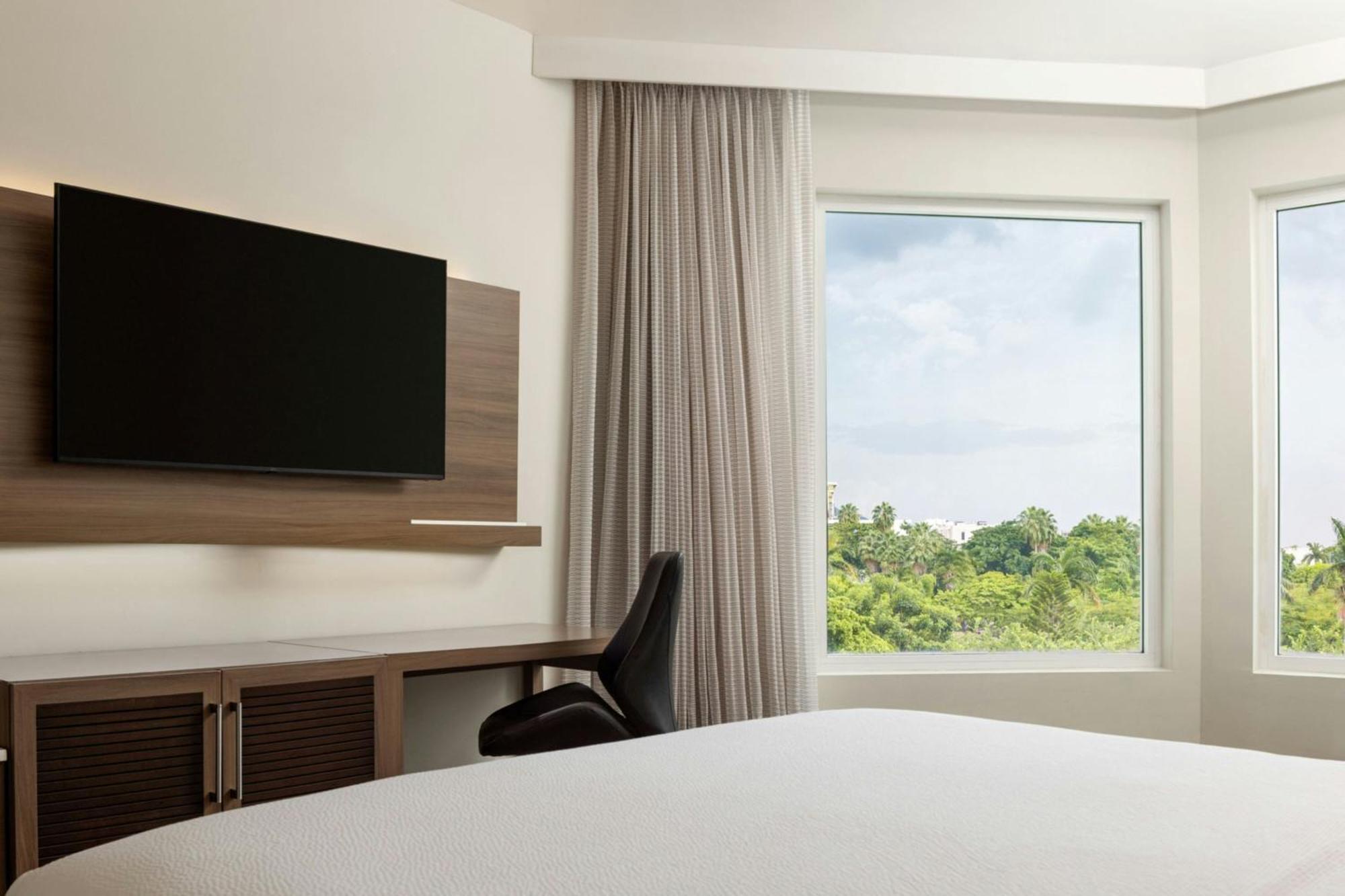 Отель Courtyard By Marriott Kingston, Jamaica Экстерьер фото