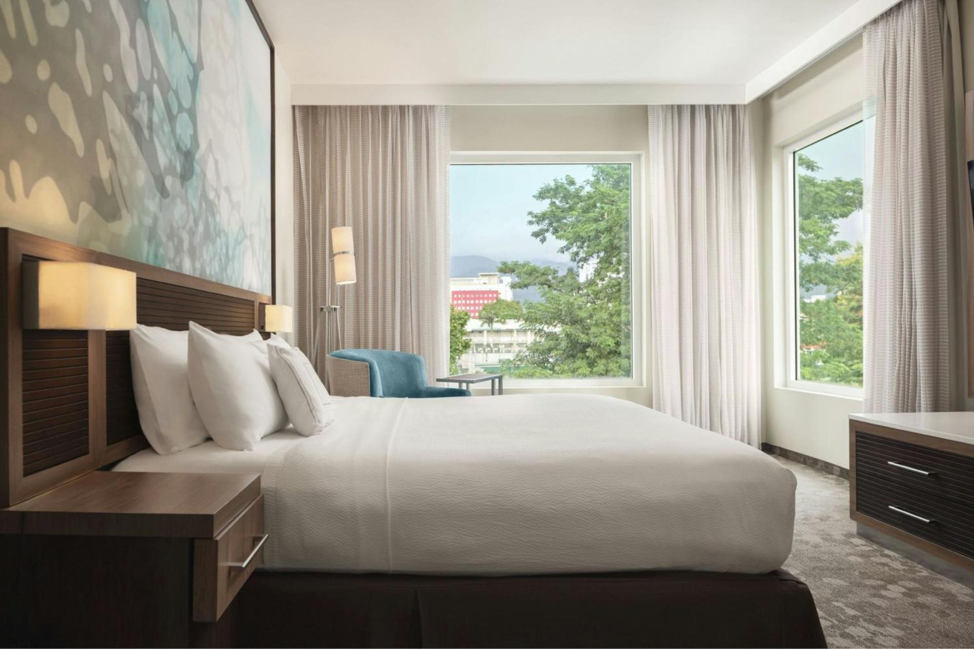 Отель Courtyard By Marriott Kingston, Jamaica Экстерьер фото