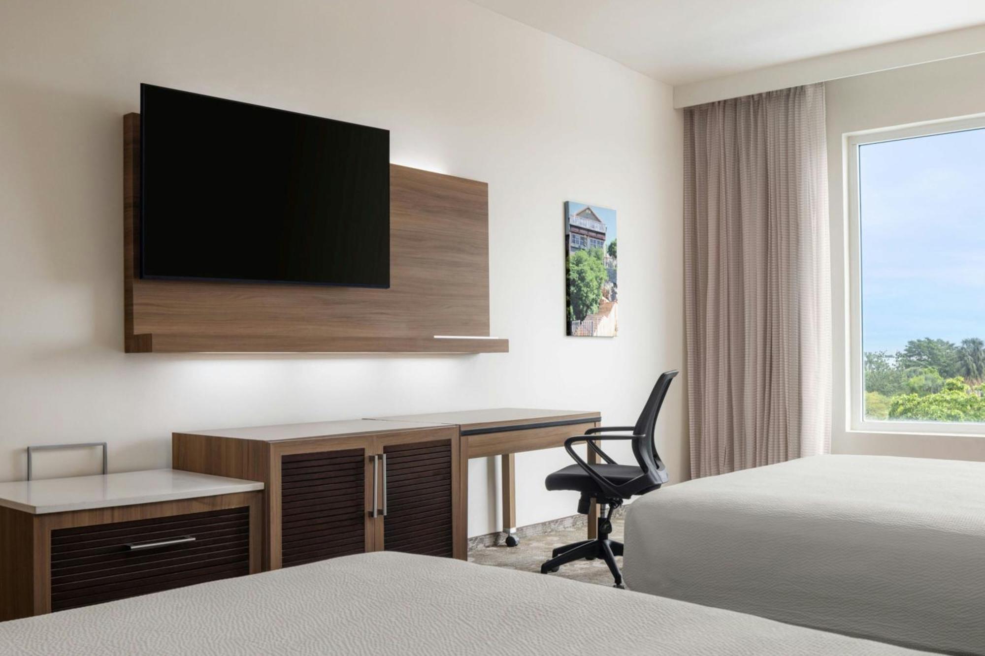 Отель Courtyard By Marriott Kingston, Jamaica Экстерьер фото